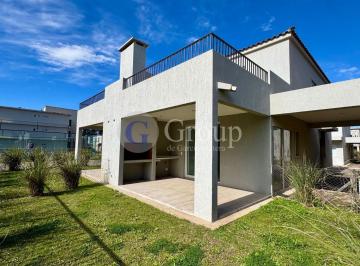 Casa · 98m² · 4 Ambientes · 1 Cochera · Duplex a Estrenar en Venta en Chic Village, Pilar con Parrilla