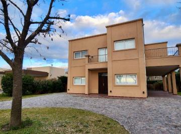 Casa · 273m² · 5 Ambientes · 2 Cocheras · Casa en Alquiler en Barrancas de Iraola