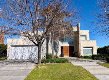 Casa · 328m² · 6 Ambientes · 2 Cocheras · Casa en Venta en Terravista con Vista a La Laguna