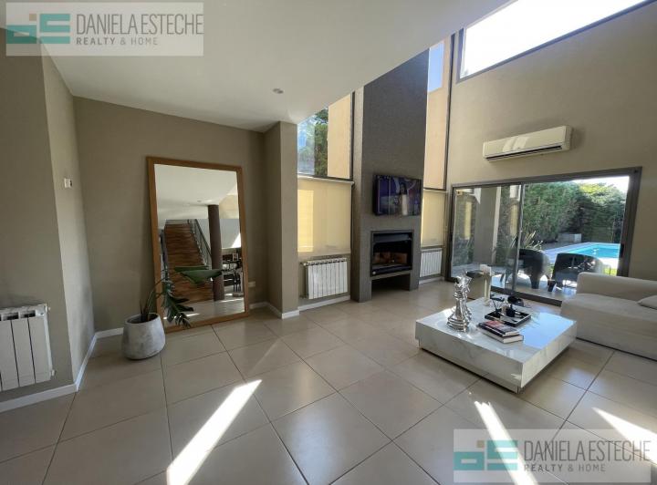 Casa · 270m² · 5 Ambientes · 2 Cocheras