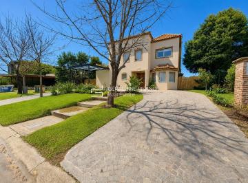 Casa · 280m² · 6 Ambientes · Casa en Alquiler en San Agustín, Villanueva, Tigre