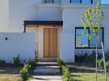 Casa · 175m² · 5 Ambientes · 2 Cocheras · Casa - Santa Ana