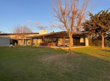 Casa · 238m² · 4 Ambientes · 2 Cocheras · Casa 5 Ambientes y Gran Parque en Barrio Cerrado, Rio Cuarto, Codoba - Venta