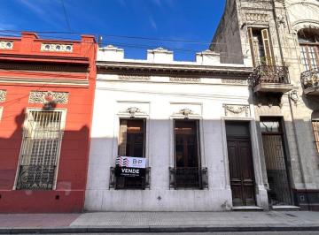 PH de 4 ambientes, Monserrat · PH Antiguo Al Frente con Doble Balcón Francés, Patio y Habitación Extra – 80 m² Totales