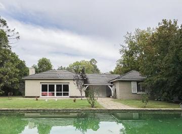 Casa · 320m² · 5 Ambientes · Valor a Consultar. Propiedad en La Zona de San Isidro, Barrio Santa Rita
