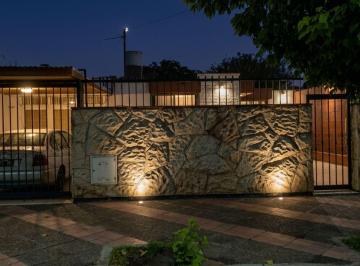 Casa · 95m² · 5 Ambientes · 1 Cochera · Casa + Dep. de Servicio Mitre y Mathus Hoyos