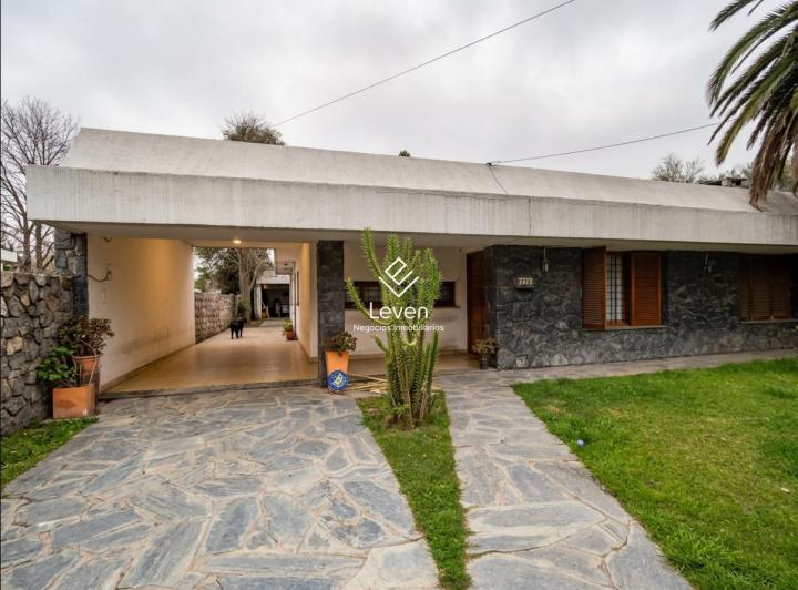 Casa · 272m² · 6 Ambientes · 2 Cocheras