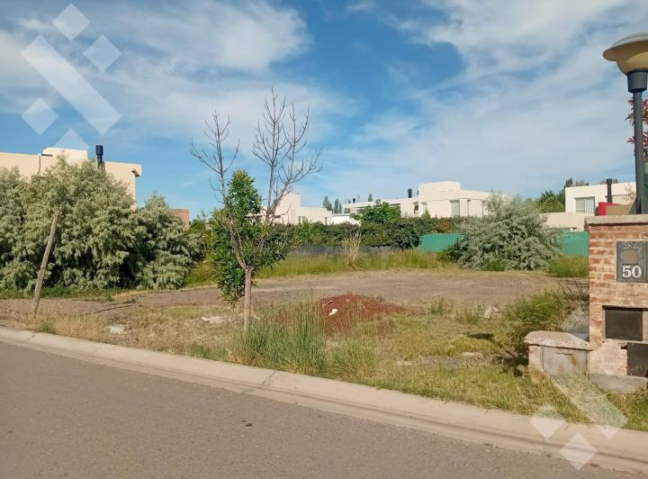 Terreno · 834m²