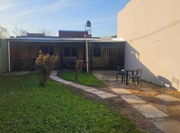 Casa · 76m² · 2 Ambientes · 1 Cochera · Excelente Casa de un Dormitorio en Alquiler Granadero Baigor