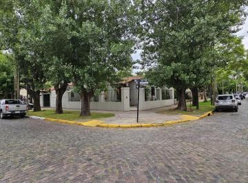 Casa · 200ha · 5 Ambientes · 1 Cochera · Hermoso Chalet de 4 Ambientes en Venta Sobre Esquina en Excelente Ubicacion