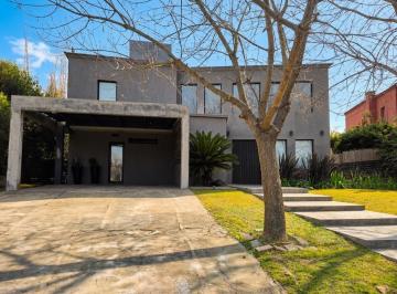 Casa · 230m² · 7 Ambientes · 4 Cocheras · Casa en Venta Villanueva San Francisco Lote Interno