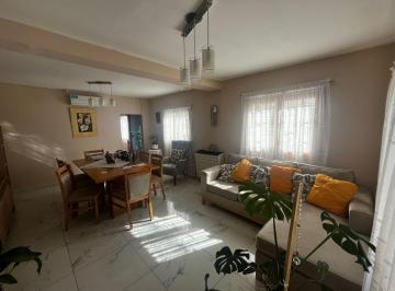 Casa · 182m² · 5 Ambientes · 1 Cochera · Casa en Venta Neuquen 656 Apta Credito Hipotecario
