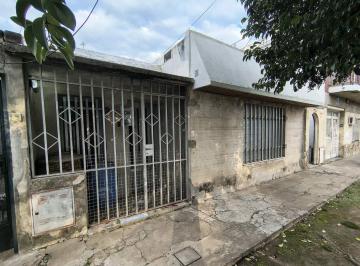Casa · 116m² · 5 Ambientes · Venta Dos Casas Al Frente y Pasillo / Lote