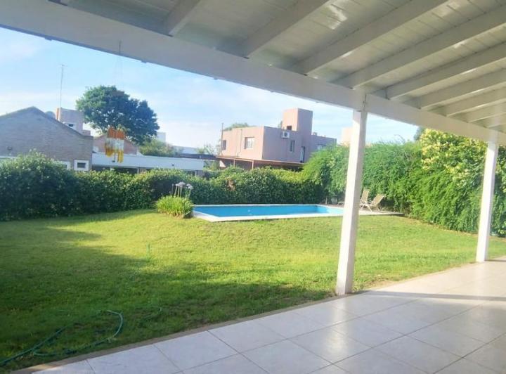 Casa · 242m² · 6 Ambientes · 1 Cochera