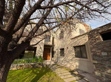 Casa de 9 ambientes, Chacras de Coria · Veronica Tahan Negocios Inmobiliarios Ofrece Increíble Casa en Pleno Chacras de Coria, en El Barrio