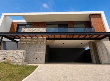 Casa · 311m² · 3 Ambientes · 4 Cocheras · ¡Venta! Casa en La Deseada - 3 Dorm. ¡Con Escritura!