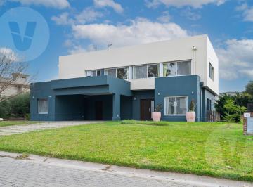 Casa · 271m² · 7 Ambientes · 6 Cocheras · Casa en Venta - Barrio Valdevez, Tristan Suarez