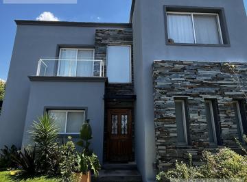 Casa · 187m² · 5 Ambientes · 5 Cocheras · Casa - Los Castaños