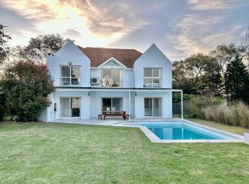 Casa · 235m² · 5 Ambientes · 1 Cochera · Conquipropiedades - en Exclusividad - Casa en Santa Barbara