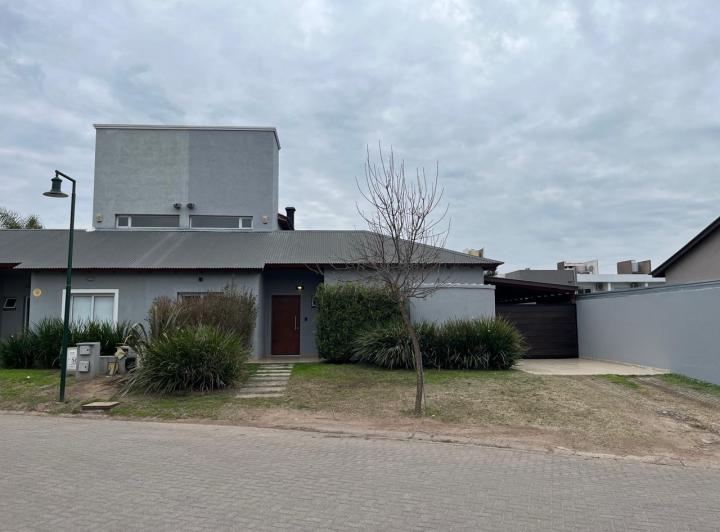 Casa · 190m² · 8 Ambientes · 2 Cocheras