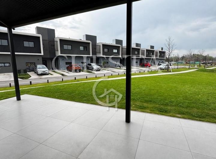 Casa · 105m² · 4 Ambientes · 2 Cocheras