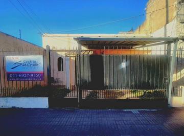 Casa de 3 ambientes, Lanús · Se Destaca por Su Ubicacion