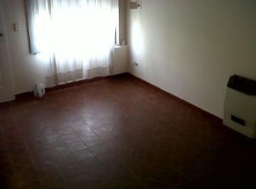 Casa · 60m² · 3 Ambientes · 2 Cocheras · Con Muy Lindo Jardín y Cochera.