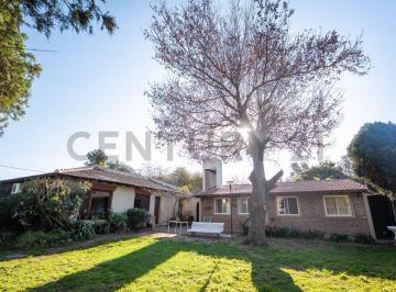 Casa · 160m² · 3 Dormitorios · Venta de Casa 3 Dorm. con Quincho y Pileta