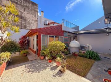 Casa · 140m² · 3 Ambientes · 3 Cocheras · Casa en Venta en Lanus Este 3 Ambientes con Patio y Garage