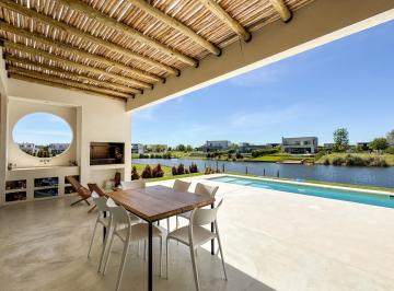 Casa · 180m² · 4 Ambientes · 3 Cocheras · Hermosa Casa a La Laguna en Barrio El Naudir
