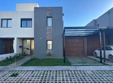 Casa de 5 ambientes, Córdoba · Alquilo - Duplex - Impecable - Housing Cerrado - Inaudi - Introva - 2/3 Dorm. - Galeria Asador