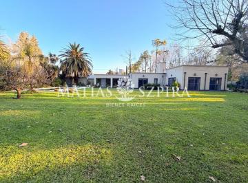 Quinta vacacional · 1258m² · 4 Ambientes · 2 Cocheras · Quinta en Francisco Alvarez