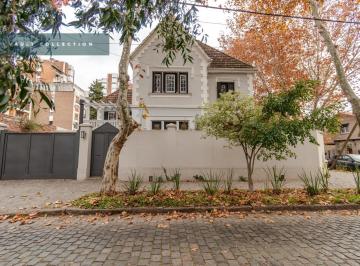 Casa · 363m² · 9 Ambientes · 2 Cocheras · Divina Casa en Venta Estilo Inglés del Año 1902 en Martínez.