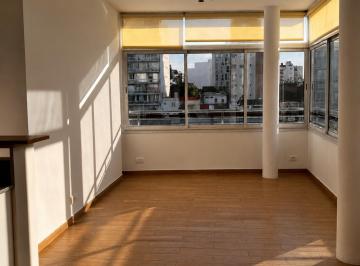 Living con cocina integrada · Semipiso 2 Ambientes Al Frente con Balcón y Cochera | Flores Norte
