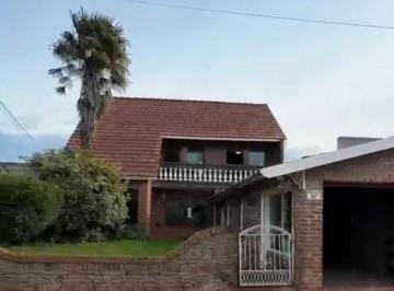 Casa · 220m² · 4 Dormitorios · 1 Cochera · Casa en Rauch