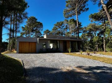 Casa · 210m² · 4 Ambientes · 1 Cochera · Venta Casa 4 Ambientes Pinamar