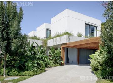 Casa · 550m² · 5 Ambientes · 4 Cocheras · Excelente Casa Nueva Moderna en Alquiler Temporal Desde El 16 de Enero Al 13 de Febrero 2027 – Excl