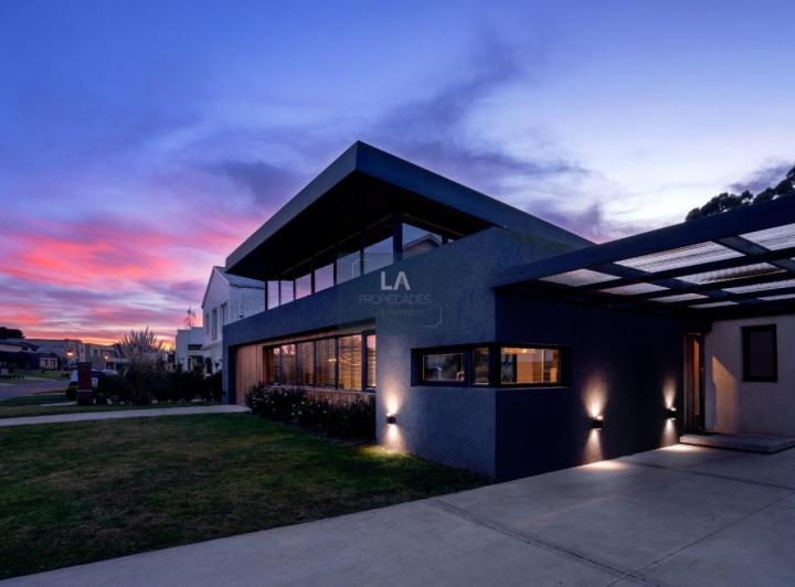 Campo · 236m² · 4 Ambientes · 4 Cocheras