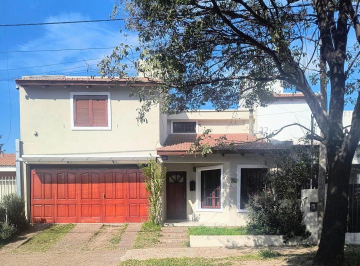 Casa · 257m² · 4 Dormitorios · 2 Cocheras