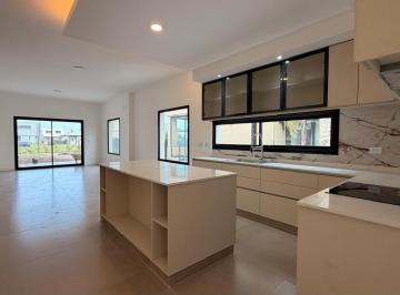 Casa · 149m² · 4 Ambientes · 2 Cocheras · Casa a La Venta en Una Sola Planta en Santo Tomas