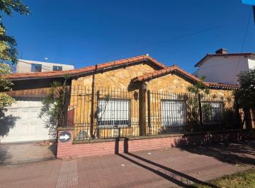 Casa · 115m² · 3 Ambientes · 1 Cochera · Casa 3 Ambientes en Ochava Lanus Este