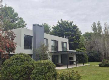 Casa · 150m² · 4 Ambientes · 4 Cocheras · Casa en Venta