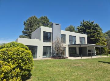 Casa · 250m² · 4 Ambientes · 4 Cocheras · Casa en Venta 3 Domitorios Piscina Seguridad Golf