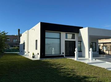 Casa de 4 ambientes, Esteban Echeverría · Casa en Venta 4 Amb Berrio Una Planta Jardin Pileta Privado Lagos de Canning