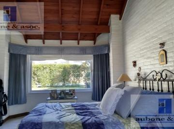 Casa · 290m² · 6 Ambientes · 3 Cocheras · Casa de 3/4 Dorm. Muy Buena Calidad y en Impecable Estado!