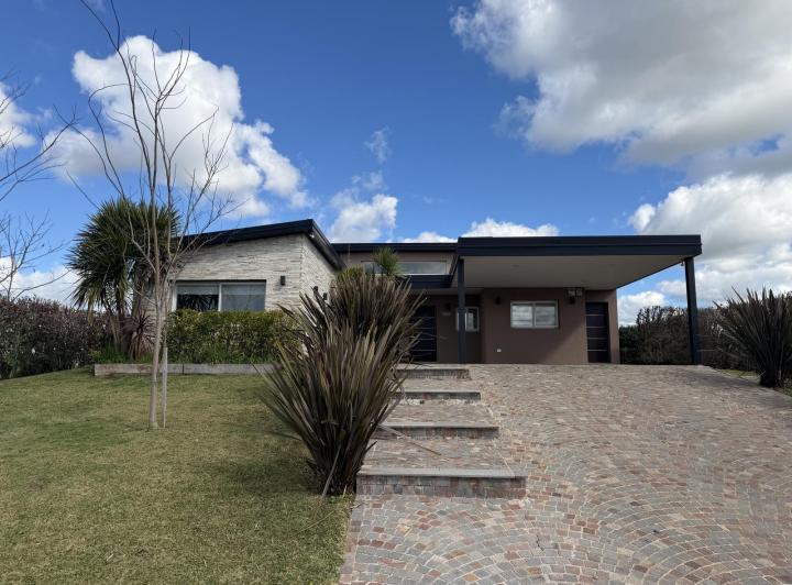 Casa · 166m² · 5 Ambientes · 4 Cocheras