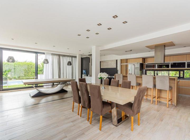 Casa · 350m² · 5 Ambientes · 4 Cocheras