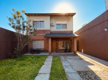 rs:mgjed7kcb68toscj5rjt5i4i · Casa de 6 Ambientes en Dos Plantas con Gran Jardín y Cochera Al Frente