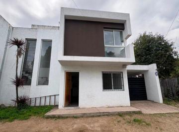 Casa · 90m² · 8 Ambientes · 2 Cocheras · Alquilo Duplex en Housing, Exc Ubicacion
