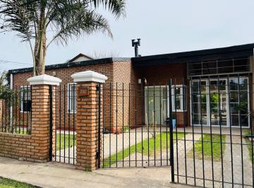 Casa · 81m² · 4 Ambientes · 2 Cocheras · Alquiler Casa en Funes 3 Dormitorio y Pileta Garito 9